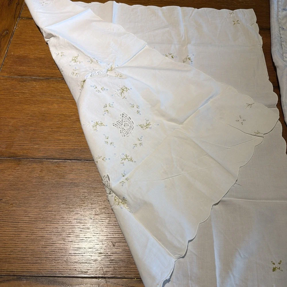 Vtg Hand Embroidered Small Linen Tablecloth Whie & Blue Flowers 31
